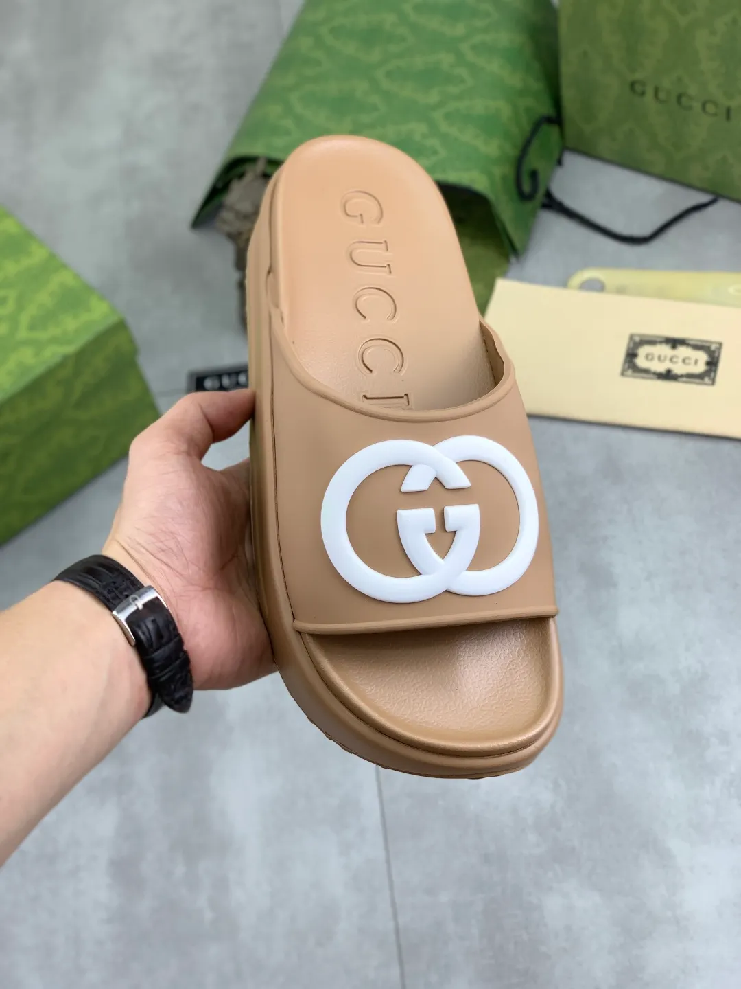 Men's Men's Shoes 💰P300💰[New Style] High Version 🎁🎁🎁 GUCCI New Year of the Snake casual slippers, original official website, perfect workmanship, transmitting a kind of noble luxury, sublimating its definition of luxury in Gucci's high-end extraordinary craftsmanship. Original Gucci double G combination outsole, code number: 35-46, complete package